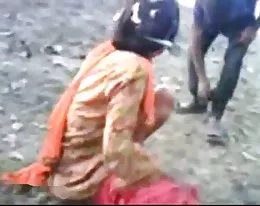 rubia tetona caliente con un buen culo parpadea a la niña de la pizzería